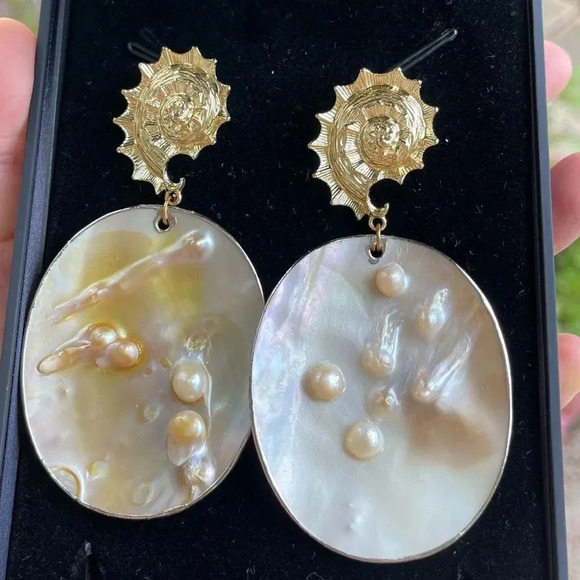 VintageMother Of Pearl Gold Earrings - Picture 3 of 7